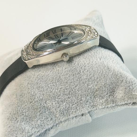 Avon Vintage Ladies Oval Shaped Quartz Wrist Watch Black Fabric Band - Picture 3 of 12